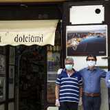 Ad accoglierci sono Vito, Pasquale e Luigi Sifanno, che assieme agli altri due fratelli Franco e Gennaro portano da anni avanti il negozio